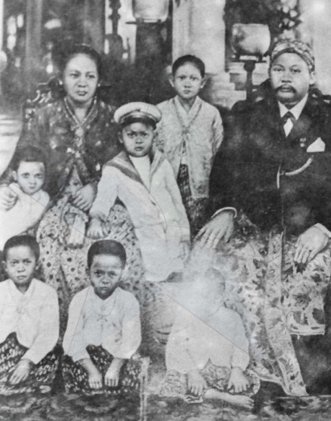 Sumber: Perpustakaan Nasional (OnSearch) Bersama RA. Kartini bergambar bersama R.M.A.A. Djojoadiningrat (suami) dan putri tiri RA. Kartini yg dipeluk tgl. 13 Sept. 1904.