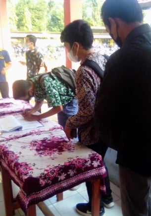 Peserta saat mengisi daftar absensi rekrutmen PT. GS Battery