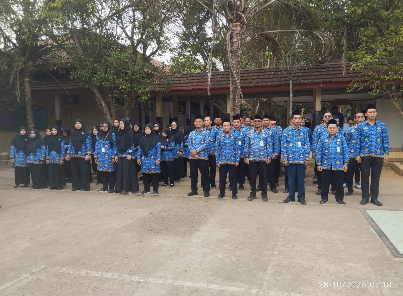 Guru dan tenaga kependidikan SMK Negeri 1 Karangdadap