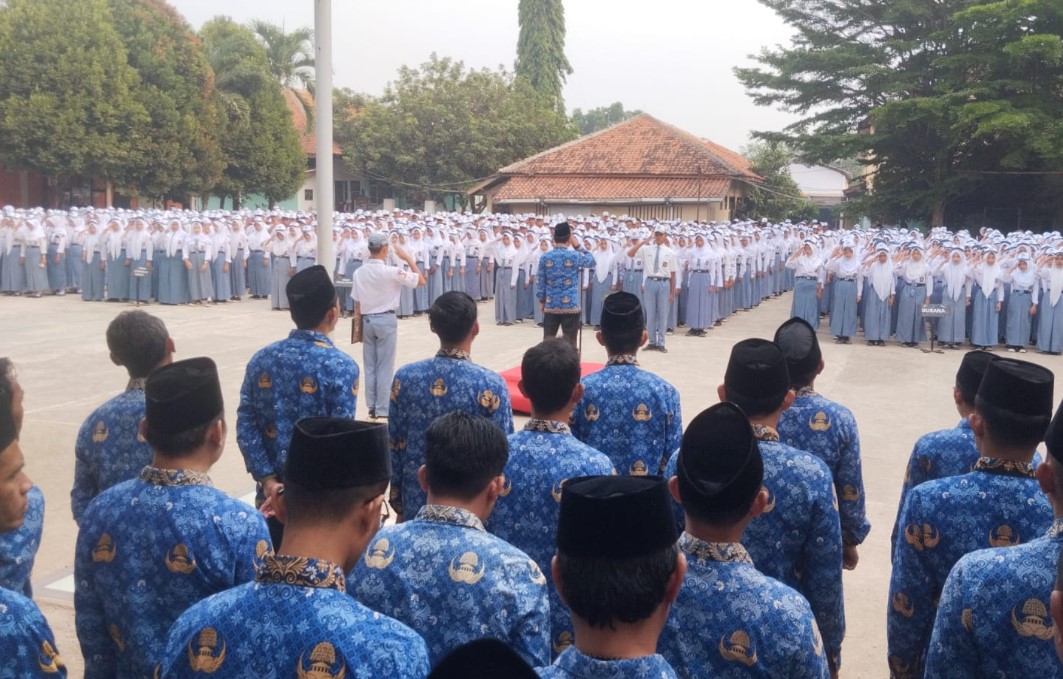 Upacara peringatan Hari Sumpah Pemuda ke-98 SMK Negeri 1 Karangdadap