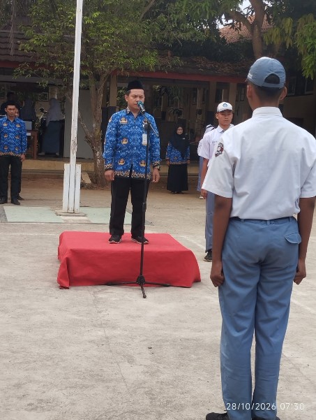Bapak Sunardi, S.Pd., pembina upacara Hari Sumpah Pemuda