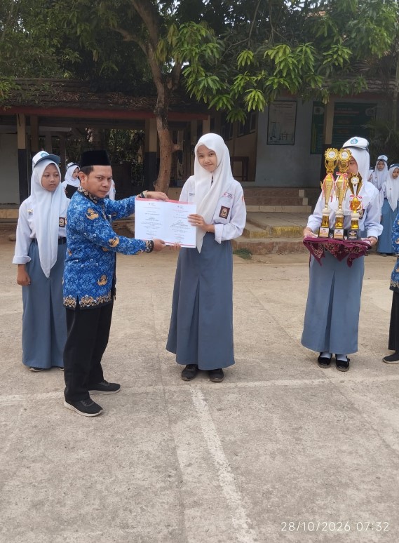 Piagam prestasi PMR SMK Negeri 1 Karangdadap