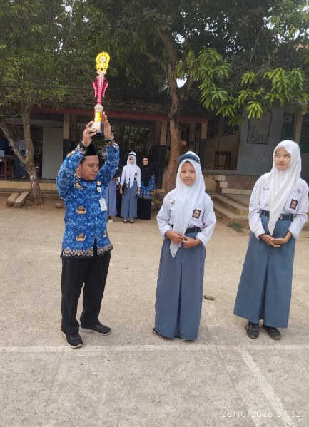 Trofi prestasi PMR SMK Negeri 1 Karangdadap