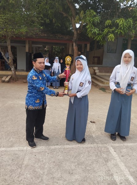 Trofi penghargaan PMR